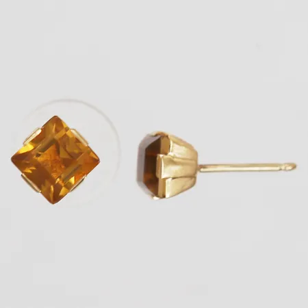 Ett par örhängen med citriner, höjd: 7 mm, bredd: 7 mm, saknar snurrebussar, saknar stämplar, 18K guld. Bruttovikt: 1,6g Vikt: 1,6 g