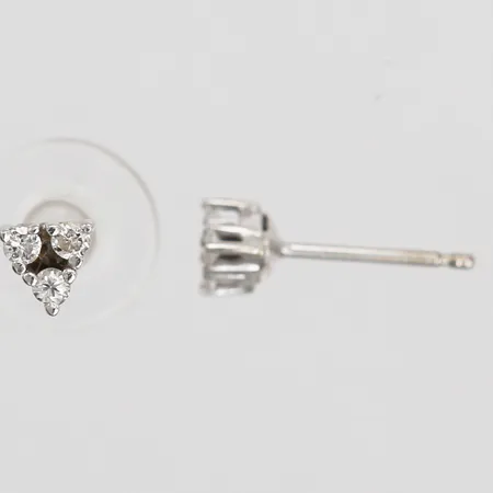 Ett par örhängen med diamanter 6 x ca 0,03ct, höjd: 5 mm, bredd: 5 mm, snurrebussar saknas, 18K vitguld. Vikt: 0,9 g