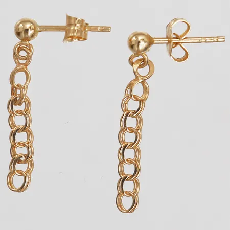 Ett par örhängen, Bismarck, höjd: 24 mm, bredd: 3 mm, 18K guld. Vikt: 0,9 g