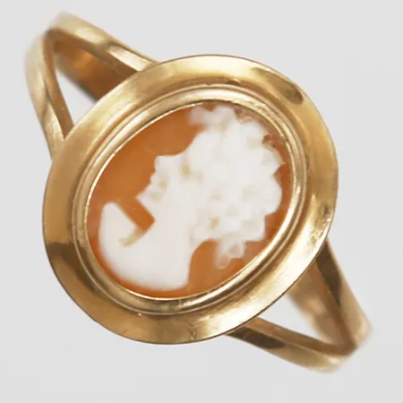 Ring med kamé, stl: 18, bredd: 2 - 13 mm, 18K guld. Vikt: 1,9 g