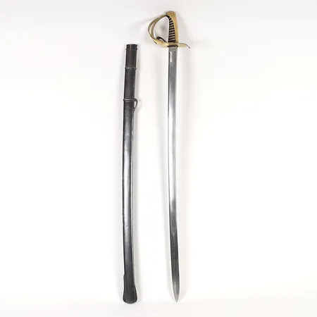 Sabel, m/1854, för manskap inom kavalleriet, Eskilstuna Jernmanufaktur, mässingsfäste, svagt böjd skålslipad klinga med flat rygg, svärtad stålbalja. Klingans längd 90cm, total längd 105 cm. Smärre åldersbetingat slitage, ej ursprunglig balja (dock samtida).    Skickas med postpaket.