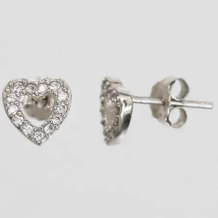 Ett par örhängen i form av hjärtan med vita stenar, höjd: 8 mm, bredd: 8 mm, 925/1000 silver. Vikt: 1,4 g