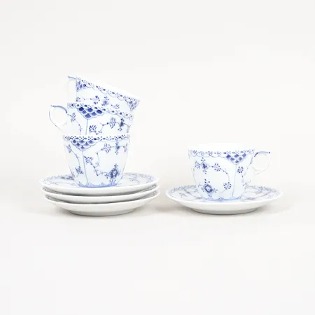 Fyra kaffekoppar "Musselmalet", modell 719, halvblond, porslin, Kunglig Dansk, smärre slitage.  Skickas med postpaket.