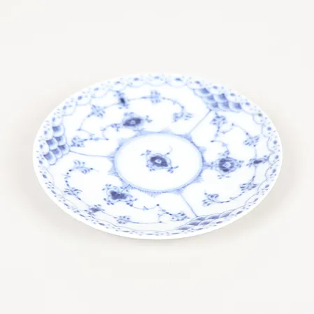 Fat, modell 528, "Musselmalet", halvblond, porslin, Kunglig Dansk, Ø11,5cm, smärre slitage.