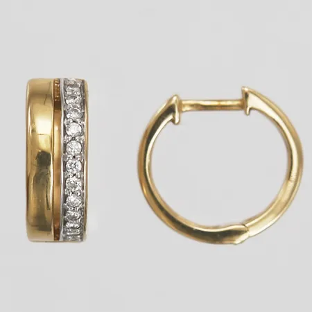 Ett par örhängen med diamanter 24 x ca 0,005ct, creoler, Ø12 mm, bredd: 2,5 - 5 mm, 18K guld. Vikt: 2,9 g