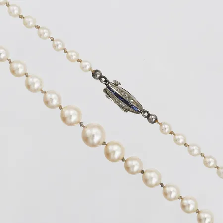 Pärlcollier med odlade saltvattenpärlor Akoya, doserat, Ø 4 - 8 mm, längd ca 43cm, 18K vitguldlås med rosenstenar samt safier. Vikt: 0 g