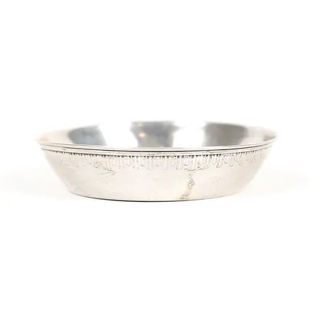 Skål, Stockholm, 1905, profilerad kant samt och stiliserad bord, ca Ø11,5cm, slitage, ojämnheter, silver,  Vikt: 55,5 g