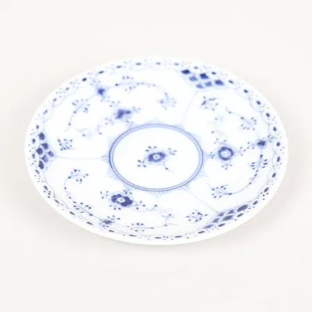 Fat, modell 719, "Musselmalet", halvblond, porslin, Kunglig Dansk, Ø12,5cm, smärre slitage.