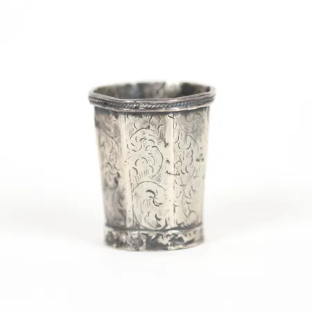 Supkopp, otydliga stämplar, möjligen Åbo, Finland, märkt med åldersmansranka, 1700/1800-tal, fasetterad form samt med dekor i relief av akantusblad, höjd 4cm, åldersbetingat slitage, mindre lagningar, fot med två mindre bristningar, silver.  Vikt: 12,4 g