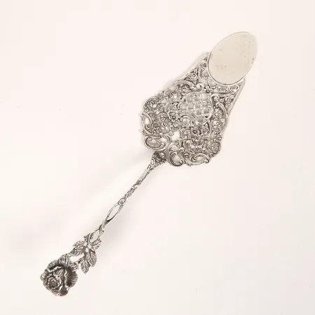 Tårtspade med genombruten dekor, modell Rosen, längd: 21cm, bredd: 6cm, saknar stämplar, silver.  Vikt: 36,6 g