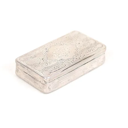 Dosa, 1800-talets andra hälft, floral dekor, invändigt förgylld, med svensk importstämpel, längd ca 8cm,  lagningar/förstärkningar. Vikt: 68,3 g