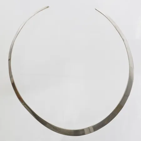 Stelt collier, Ø 13,5cm, bredd: 11mm, bruksslitage, 925/1000 silver. Vikt: 25,4 g
