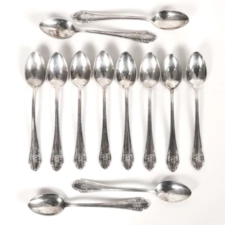 Tolv teskedar, modell Haga, Skandia Silver- & Nysilveraktiebolag, 1936-1942 Stockholm, längd: 11cm, monogramgravyr, 830/1000 silver. Vikt: 127,7 g