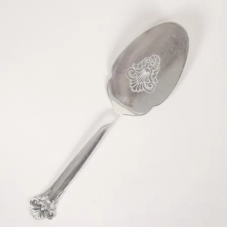 Tårtspade med dekor av rocailler, längd: 22cm, bredd: 6cm, svenska samt norska stämplar, 830/1000 silver. Vikt: 60 g