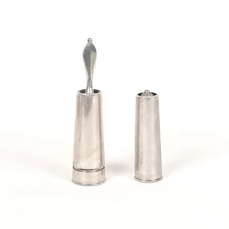 Två rakborstar, delar saknas, Sverige, 1800-talets mitt, höjd 6-10cm silver, bruttovikt 84,2g Vikt: 0 g