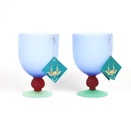Två glas på fot, färgat och fostat glas, Viborgs glas, höjd 13cm, smärre slitage.  Skickas med paket.