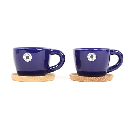 Två espressokoppar, Höganäs, med ekfat, höjd 5,5cm, smärre slitage. Vikt: 0 g Skickas med paket.