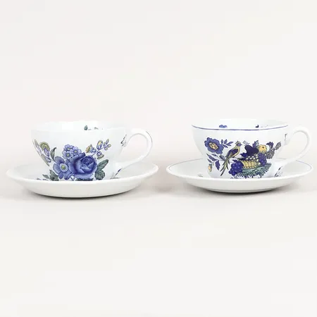 Två tekoppar, snarlika, flintgods, Spode, England, höjd 7cm, ett fat med hårspricka. Skickas med paket.