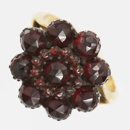Ring med granater, stl 16¾, bredd 2-17mm, skena 14K, infattning/överdel i silver, bruttovikt: 4,0g Vikt: 4 g