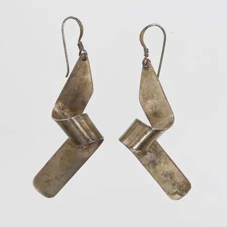 Ett par örhängen, längd ca 55mm, bredd ca 8mm, repiga, 925/1000 silver Vikt: 8 g