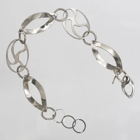 Armband, justerbar längd 20-22cm, bredd 18mm, stämplad CAO, silver Vikt: 11,8 g