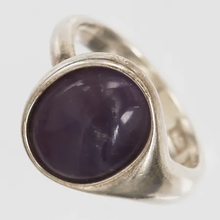 Ring med lila sten, st 17½, bredd ca 4mm-14mm, 925/1000 silver Vikt: 6,2 g