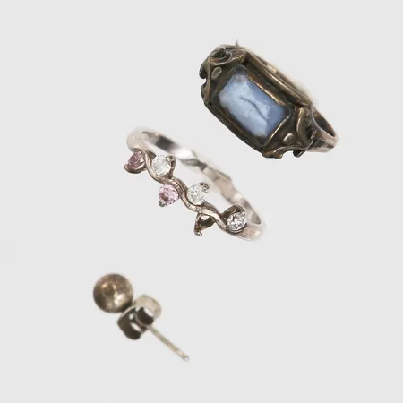 Diverse silver, två ringar med stenar, ett udda örhänge, stenar saknas, defekt, silver Vikt: 3,9 g