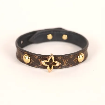 Armband, Louis Vuitton "Blooming", monogrammöstrat läder med guldfärgade detaljer, ställbar storlek innermått 50x45mm - 60x50mm, bruksslitage.