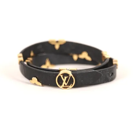Armband Louis Vuitton, svart läder med guldfärgade detaljer, ställbar storlek innermått ca 50x45mm- 50x60mm, bruksslitage.  