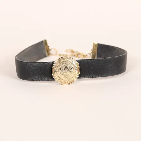 Collier Balmain, gulmetall, svart läder, bredd 20mm, ställbar längd 30-36cm bruksslitage, sminkrester. 