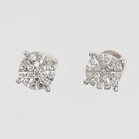 Ett par örhängen med åttkantsslipade diamanter, totalt ca 0,20ct, kvalitet ca W-TCr(H-I)/VS-SI, tillverkade av Guldfynd AB, Ø 7mm, 18K vitguld Vikt: 2,1 g