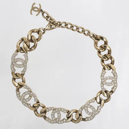 Collier Chanel, gulmetall med vita stenar, bredd 12-20mm, längd 37cm, slitage. 