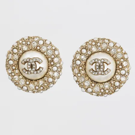 Ett par örhängen, Chanel, guldfärgad metall, imitationspärlor och vita stenar, ca 22mm, slitage, något sneda stift.  