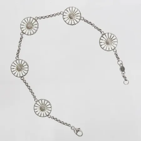 Armband, Georg Jensen, Daisy, vit emalj, längd 18½cm, bredd 12mm, originalask samt ytterkartong, silver. Nypris 2775:-. Vikt: 9,5 g
