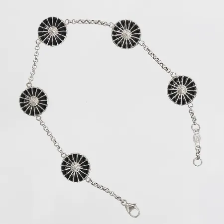 Armband, Georg Jensen, Daisy, svart emalj, längd 18½cm, bredd 12mm, silver. Nypris 2775:-. Vikt: 9,5 g
