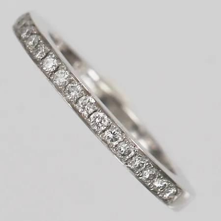 Ring med diamanter 20xca0,015ct, stl 16, bredd ca 2mm, gravyr, Platina  Vikt: 5,9 g