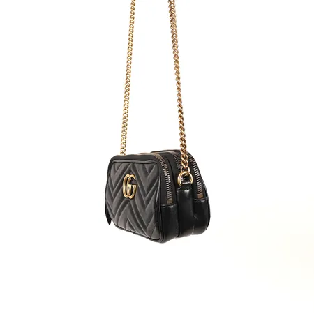 Handväska, Gucci GG Marmont triple zip crossbody, i svart skinn med detaljer i gulmetall, serienummer #546581 534563, mått 21x11cm, utan tillbehör. 
