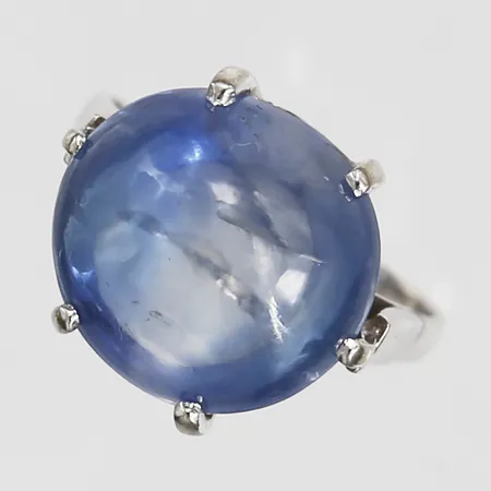Ring med obehandlad trumlad Ceylonsafir, ca 12,00ct, färgzoneringar, stl: 16¼, ostämplad, 14K vitguld Vikt: 5,4 g