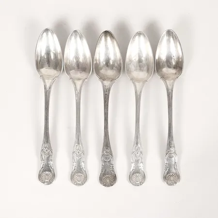 Fem skedar, modell Engelsk Snäck, år 1852, längd: 155 mm, åldersbetingat slitage, bristning, silver. Vikt: 145,7 g