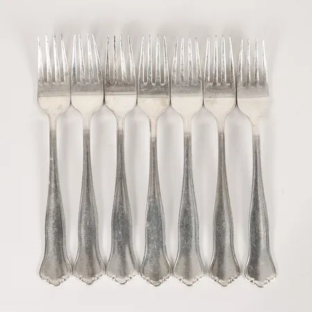 Sju förrättsgafflar, modell Kungsholm, C. G. Hallbergs Guldsmedsaktiebolag, år 1948 - 1956, längd: 144 mm, silver. Vikt: 220 g