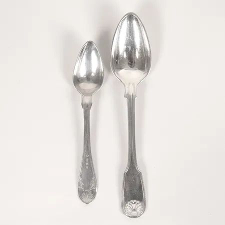 Två skedar, år 1849, längd: 185 mm & 146 mm, gravyr, bruksskick, silver. Vikt: 75,6 g