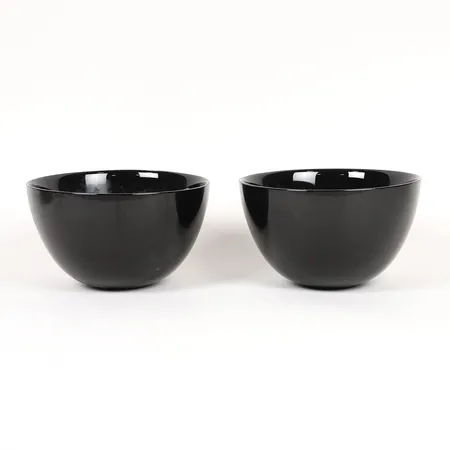 Två skålar, "Colora" formgiven av Sven Palmqvist (1906-1984) för Orrefors, svart glas, höjd: 9,5 cm, Ø16,5cm, etikettmärkta, repor. Skickas med paket.