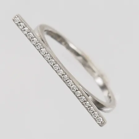 Ring, Efva Attling, "Starline Ring", med diamanter totalt ca 0,10ct, stl: 17, bredd: 1,5 mm, i originalask, nypris: 5500:- , 925/1000 silver. Vikt: 1,8 g
