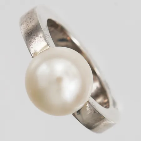 Ring, Efva Attling, "60's Pearl Ring", med odlad sötvattenpärla, stl: 16, bredd: 3,5-10 mm, 925/1000 silver. Vikt: 6,3 g
