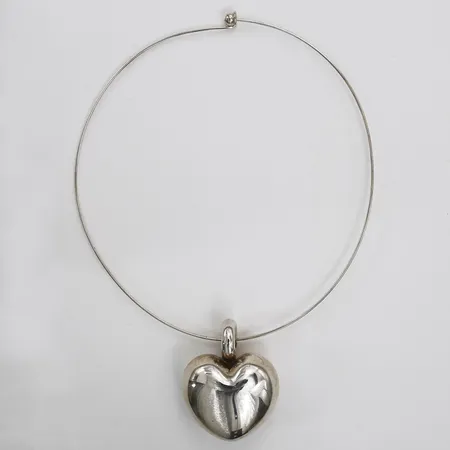 Collier med löstagbart hänge, längd: 43 cm, bredd: 1,5 mm, höjd hänge inkl. ögla: 55 mm, bredd hänge: 44 mm, 835/1000 silver. Vikt: 69,7 g