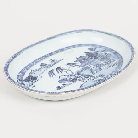 Serveringsfat, Kina, kompaniporslin, Qingdynastin, Qianlong (1736-95), längd 26cm, bruksslitage. 