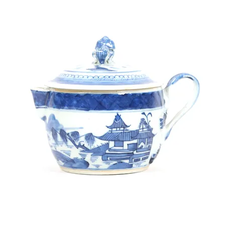 Kanna, Kina, kompaniporslin, Qingdynastin, Jiaqing (1796-1820), lock ej ursprungligt, höjd 10cm, bruksslitage, mindre nagg. Skickas med paket.