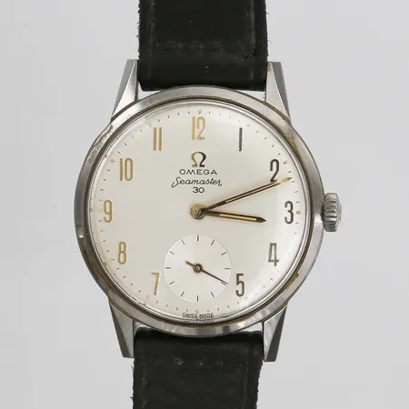 Herrur Omega Seamaster 30, stål, manuell, ca Ø34mm, 60-tal, otydligt graverat nummer under klo, liten sekundvisare, plexiglas, läderband ej original, lös krona, inga tillbehör, slitage, repor.