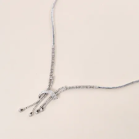 Collier med diamanter, 185 briljantslipade samt 21 baguettslipade, ca 2,00ctv, längd ca 44cm, bredd 2,5mm, hängets mått ca 51 x 21mm, diamanter med inneslutningar, några med nagg, flertalet indikerar på syntetiska diamanter, en diamant saknas, vitguld, 18K  Vikt: 37 g