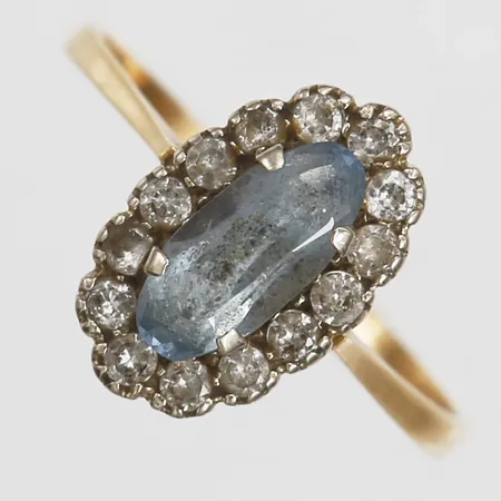 Ring med blå samt vits stenar, stl: 19¾, bredd: 1 - 14,5 mm, 18K guld. Vikt: 3 g